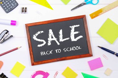 İleti örneği bir beyaz tahta masada çevrili kara tahta. Okul satışı tekrar.