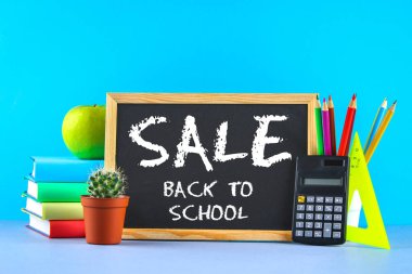 Bir yığın kitap ve Kırtasiye kara tahta arka plan üzerinde. İş Danışma, eğitim, okul. Satılık.