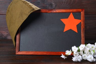 Kara tahta boş alanı, askeri kap ve bir ahşap üzerine Kızıl Yıldız