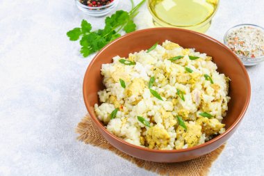 Beyaz pirinç kızarmış tavuk fileto beton bir tabloda bir kase dilimleri ile buğulama.