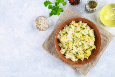 Beyaz pirinç kızarmış tavuk fileto beton bir tabloda bir kase dilimleri ile biraz uzun tuttum. Üstten Görünüm.