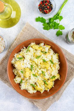 Beyaz pirinç kızarmış tavuk fileto beton bir tabloda bir kase dilimleri ile biraz uzun tuttum. Üstten Görünüm.