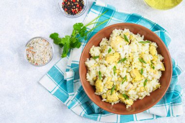 Beyaz pirinç kızarmış tavuk fileto beton bir tabloda bir kase dilimleri ile biraz uzun tuttum. Üstten Görünüm.