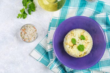 Beyaz pirinç kızarmış tavuk fileto beton bir tabloda bir kase dilimleri ile biraz uzun tuttum. Üstten Görünüm.