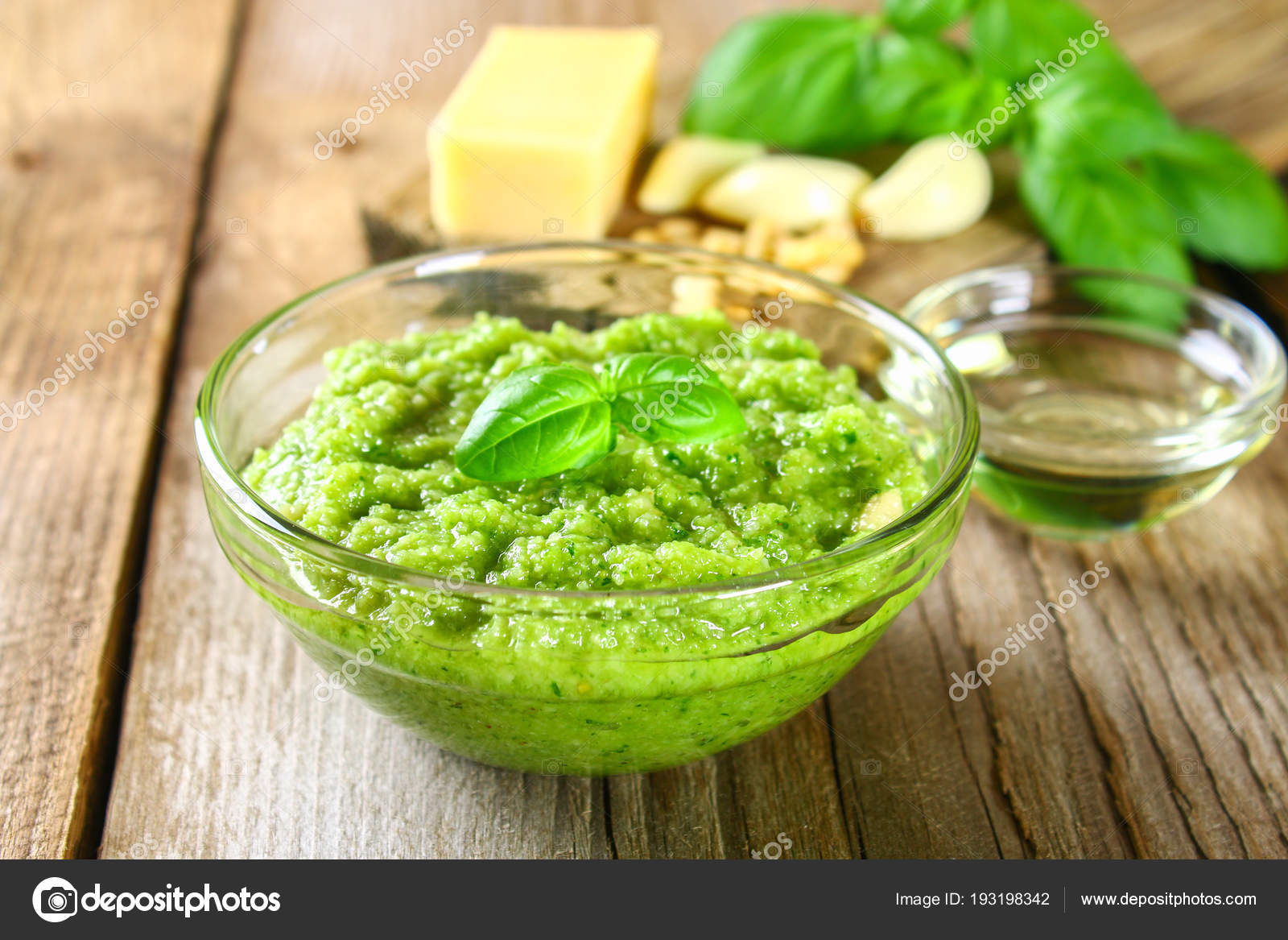 Домашнее зеленое масло с чесноком и орехами новые фото Домашнее зеленое масло с чесноком и орехами новые фото