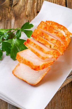 Ahşap bir masa üzerinde yeşillikleri ile domuz domuz yağı.