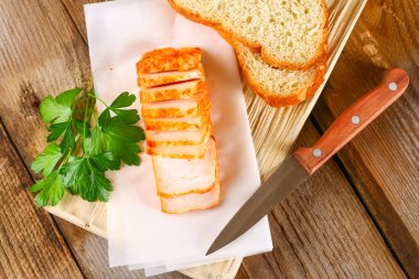 Ahşap bir masa üzerinde yeşillikleri ile domuz domuz yağı.