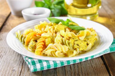 Makarna dilim kızarmış tavuk fileto eski ahşap masa.