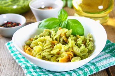 Eski ahşap masa pesto soslu makarna.
