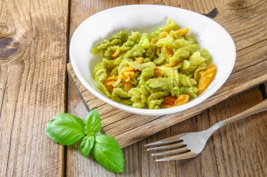 Eski ahşap masa pesto soslu makarna.