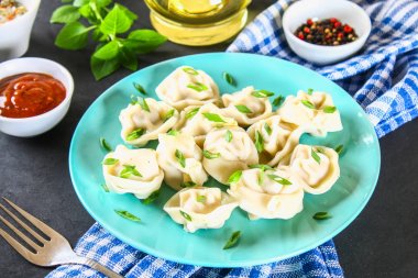 Bir gri beton masada hazır ev yapımı köfte.