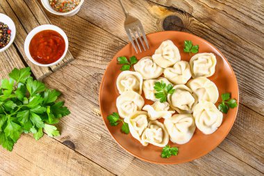 Eski ahşap masa hazır ev yapımı köfte.