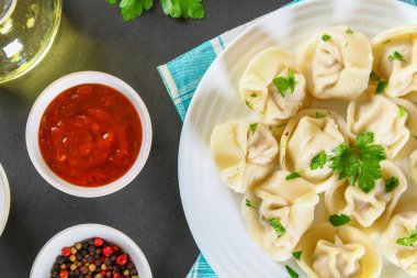 Bir gri beton masada hazır ev yapımı köfte.