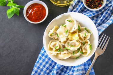 Bir gri beton masada hazır ev yapımı köfte.