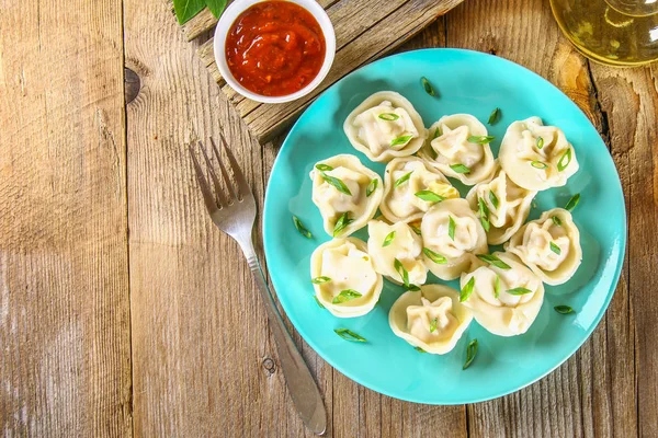 Dumplings hechos en casa sobre una vieja mesa de madera . —  Fotos de Stock