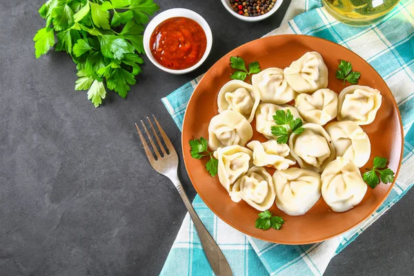 Bir gri beton masada hazır ev yapımı köfte.