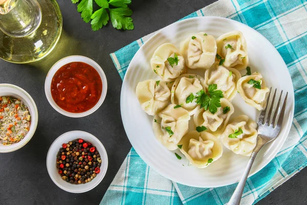 Dumplings hechos en casa listos en una mesa de hormigón gris . —  Fotos de Stock