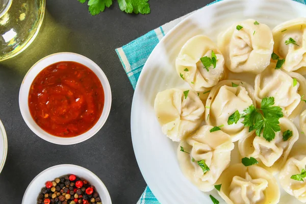 Bir gri beton masada hazır ev yapımı köfte.