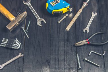 Koyu ahşap bir masa üstünde sanayi alet. Metni için bir yer. Bir konsantrasyon