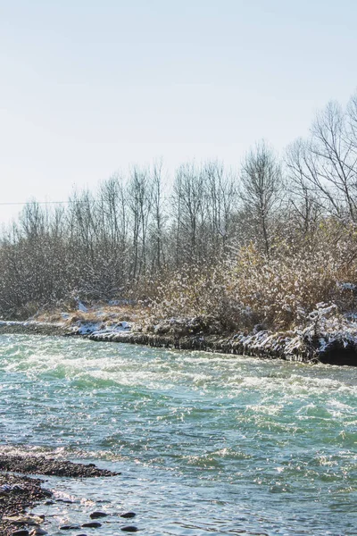 Fiume in inverno. Rapide del fiume Stormy. Paesaggio invernale . — Foto Stock