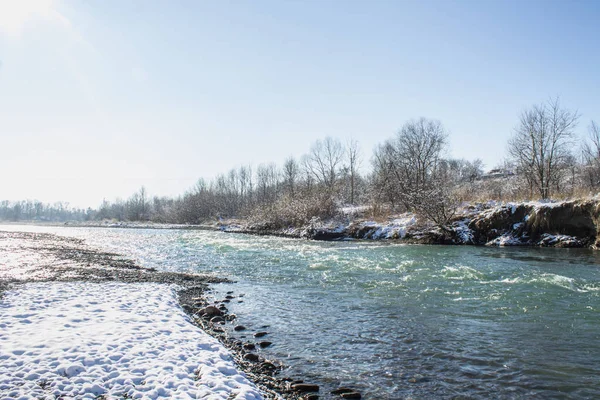 Fiume in inverno. Rapide del fiume Stormy. Paesaggio invernale . — Foto Stock