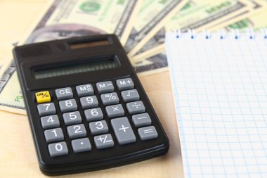 Ekonomi kavramı: Amerika Birleşik Devletleri yüz dolarlık banknot, hesap makinesi, ürün.