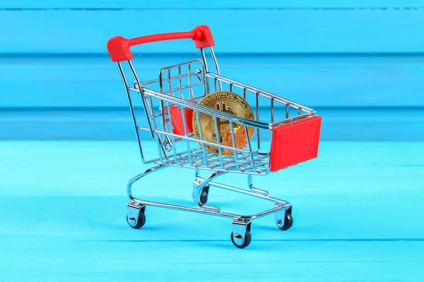 Winkelwagen trolley met munten bitcoin, het kopen van goederen voor crypto valuta. — Stockfoto