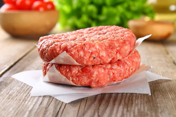 Ev için çiğ kıyılmış et ızgara burger yemek alanlarda ve otlar ile yapılan. — Stok fotoğraf