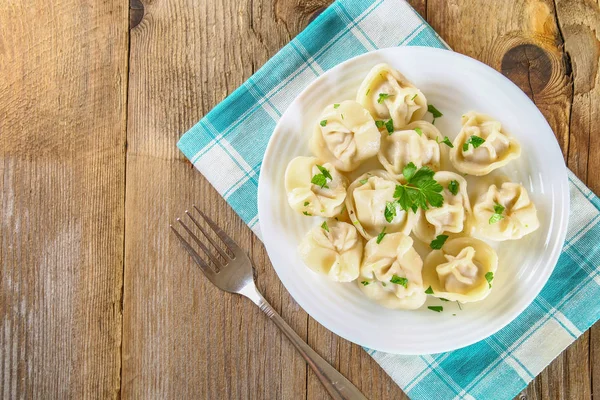 Dumplings hechos en casa sobre una vieja mesa de madera . —  Fotos de Stock