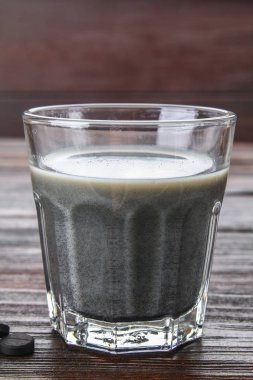 Kömür latte. Siyah kapuçino. Sade kahve ile aktif karbon.