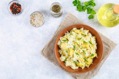 Beyaz pirinç kızarmış tavuk fileto beton bir tabloda bir kase dilimleri ile biraz uzun tuttum. Üstten Görünüm.