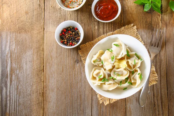 Dumplings hechos en casa sobre una vieja mesa de madera . —  Fotos de Stock