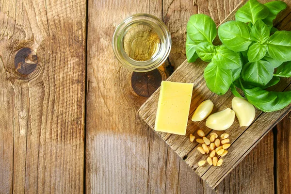 Ingredienser för pestosås. Ost, vitlök, basilika, pinjenötter, olivolja. — Stockfoto