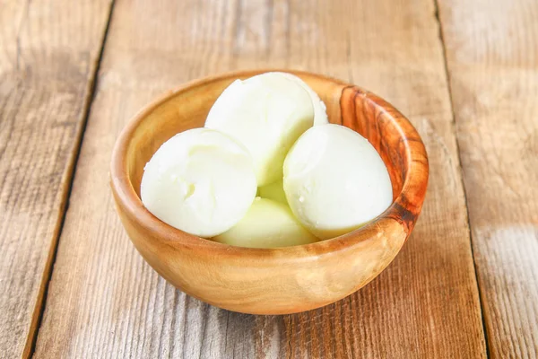 Oeufs de poulet bouillis et leurs coquilles dans des bols en bois sur une vieille table en bois . — Photo