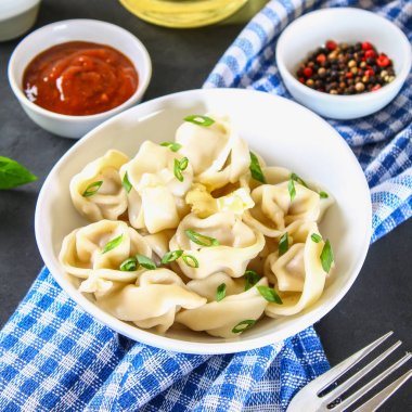 Bir gri beton masada hazır ev yapımı köfte.