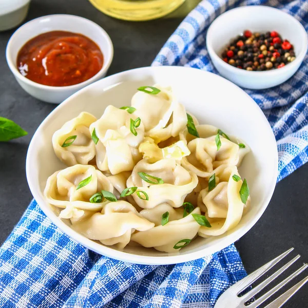 Bir gri beton masada hazır ev yapımı köfte.