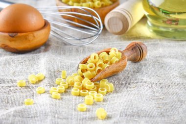 Ditalini makarna. Makarna yüzük. Tubettini ve yüksükler. Anellini.