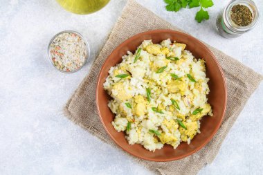 Beyaz pirinç kızarmış tavuk fileto beton bir tabloda bir kase dilimleri ile biraz uzun tuttum. Üstten Görünüm.