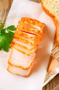 Ahşap bir masa üzerinde yeşillikleri ile domuz domuz yağı.