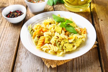 Makarna dilim kızarmış tavuk fileto eski ahşap masa.