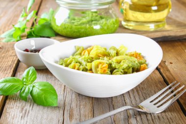 Eski ahşap masa pesto soslu makarna.
