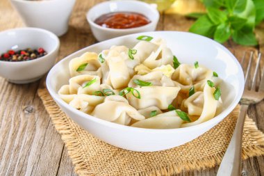 Eski ahşap masa hazır ev yapımı köfte.