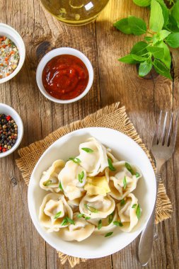 Eski ahşap masa hazır ev yapımı köfte.