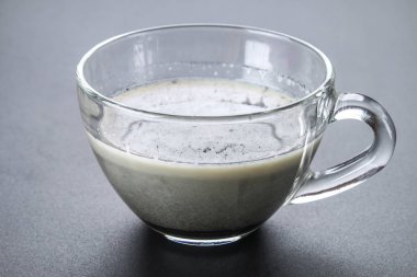 Kömür latte. Siyah kapuçino. Sade kahve ile aktif karbon.