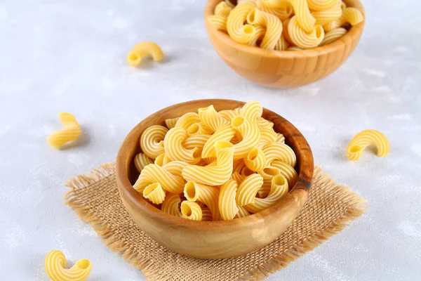 Pasta cruda Cavatappi o Cellentani su una tavola grigia . — Foto Stock