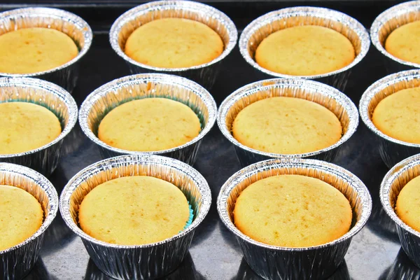 Muffins listos horneados en una mesa de madera . —  Fotos de Stock