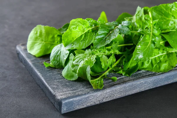 Frische grüne heimische Rucolablätter, Rucola. Salat. — Stockfoto