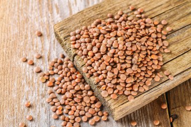 Bir ahşap tahta üzerinde çiğ kırmızı mercimek. Superfood.