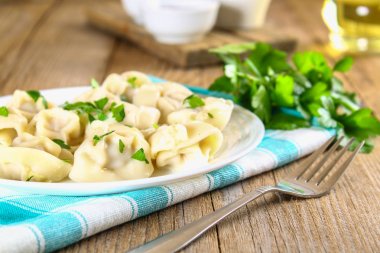 Eski ahşap masa hazır ev yapımı köfte.