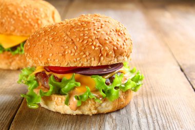 Topuz, köftesi, salata, kırmızı oni oluşan lezzetli ev yapımı hamburger